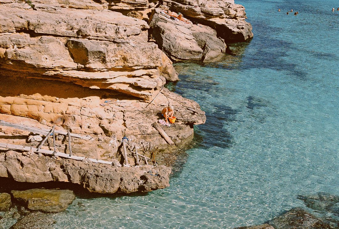Enfant jouet dans une crique Majorque