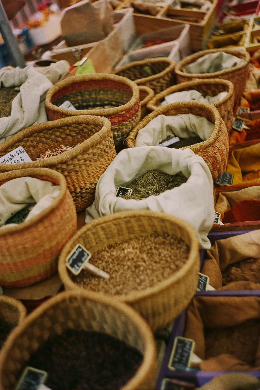 Étalage épices marché en Provence