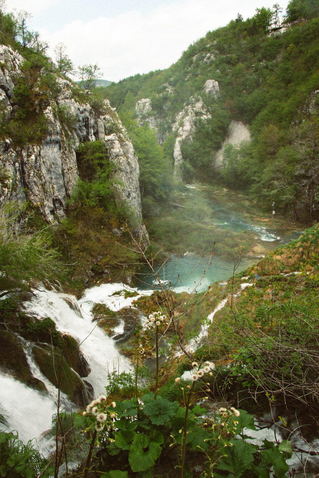 cascade dans les montagnes de croatie