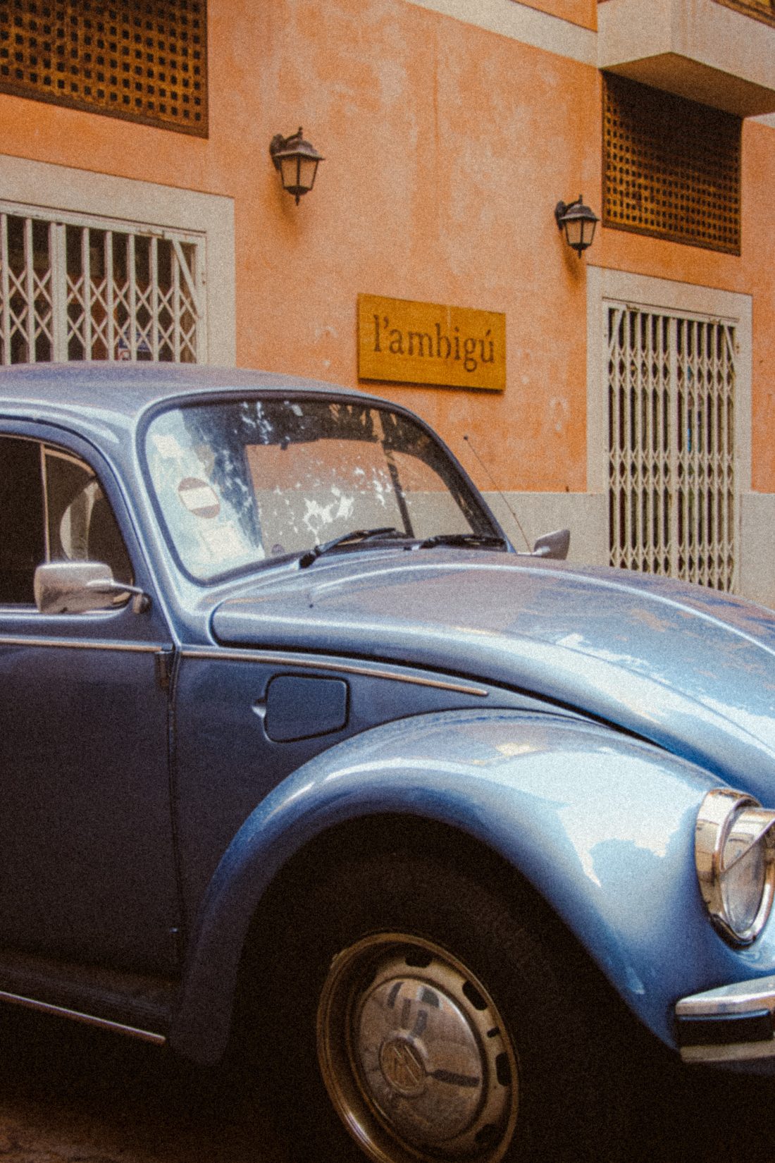 Voiture coccinelle dans une rue