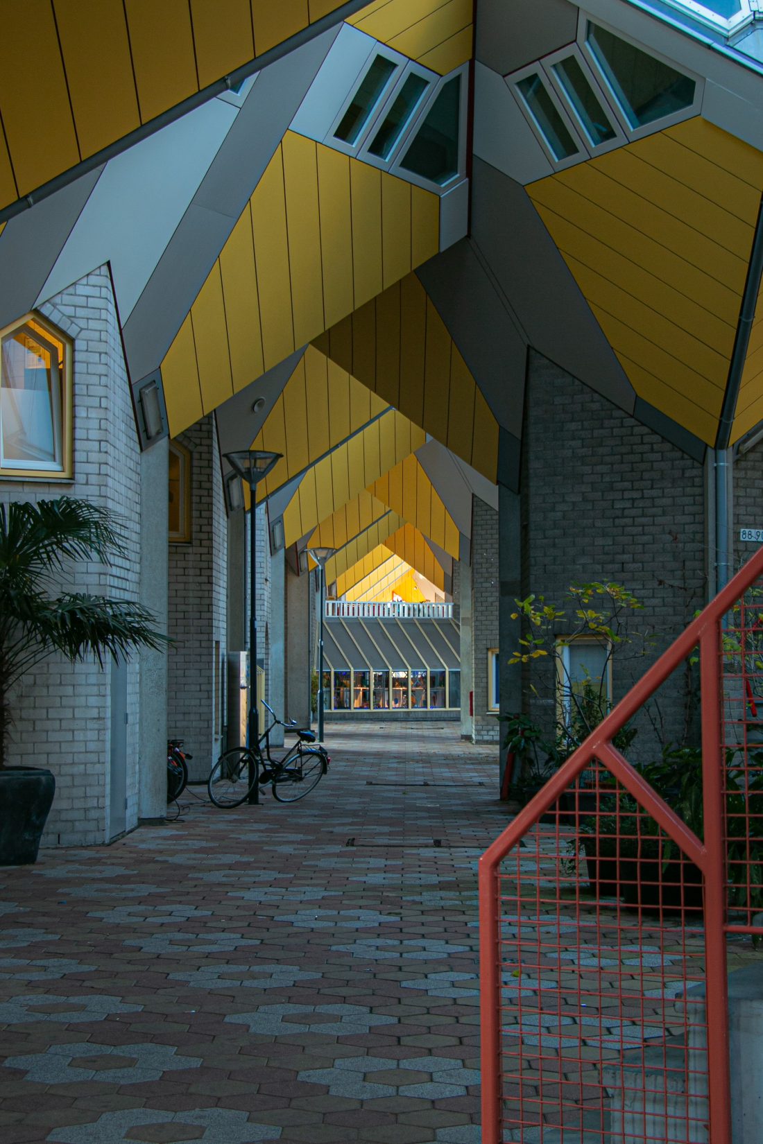 Photographie d'une ruelle à Rotterdam, Kubuswoningen