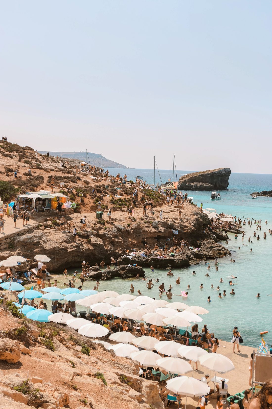 Plage rocheuse avec des personnes Malte