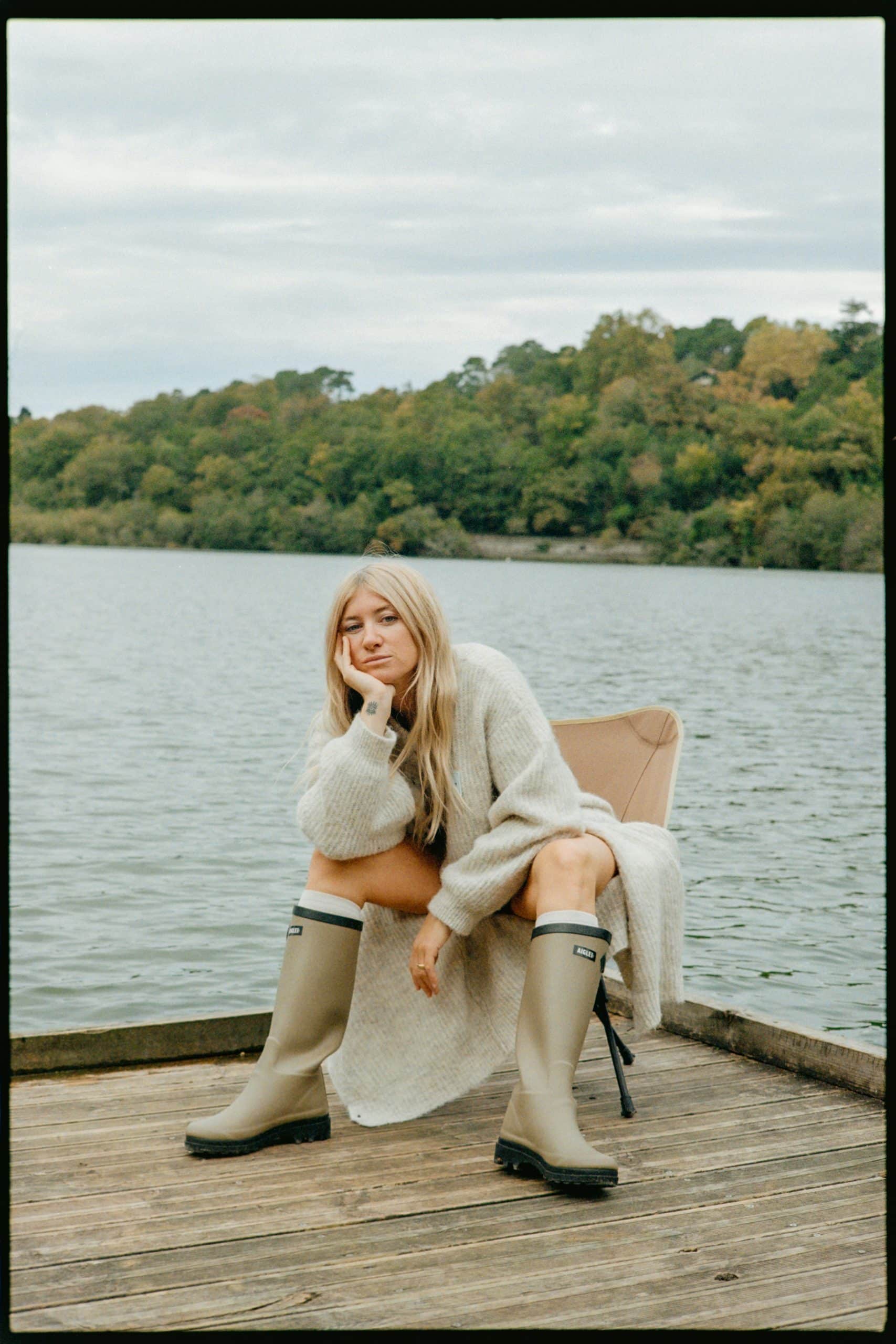 Astrid wearing American Vintage, shooting by Julie Pinel in Biarritz